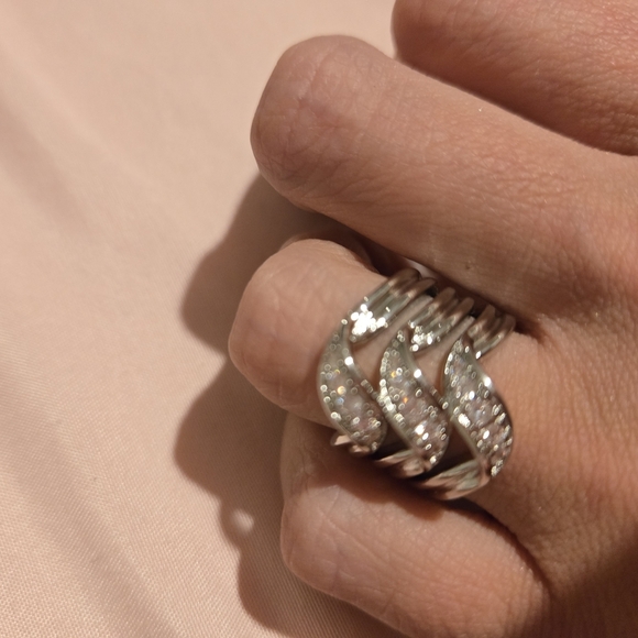 Silver and White Twisting Diamond Ring - Picture 3 of 7